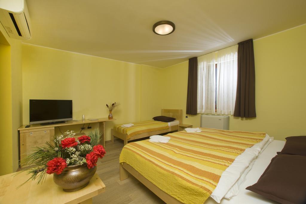 Homestead Vrbin Divaca Bilik gambar